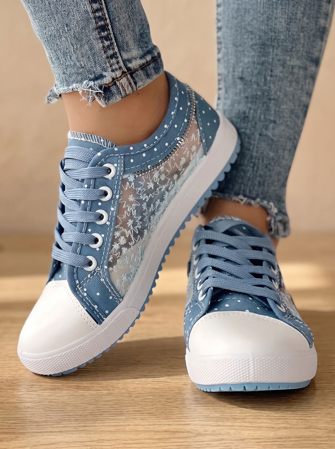 Orthopedische lage damessneakers van gebloemd mesh met vetersluiting