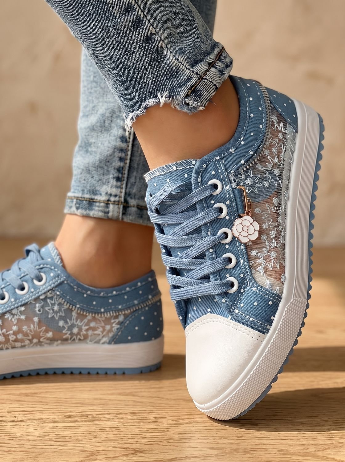 Orthopedische lage damessneakers van gebloemd mesh met vetersluiting