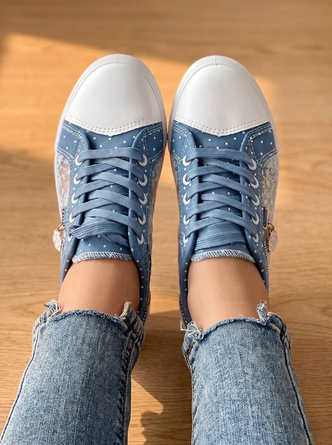 Orthopedische lage damessneakers van gebloemd mesh met vetersluiting