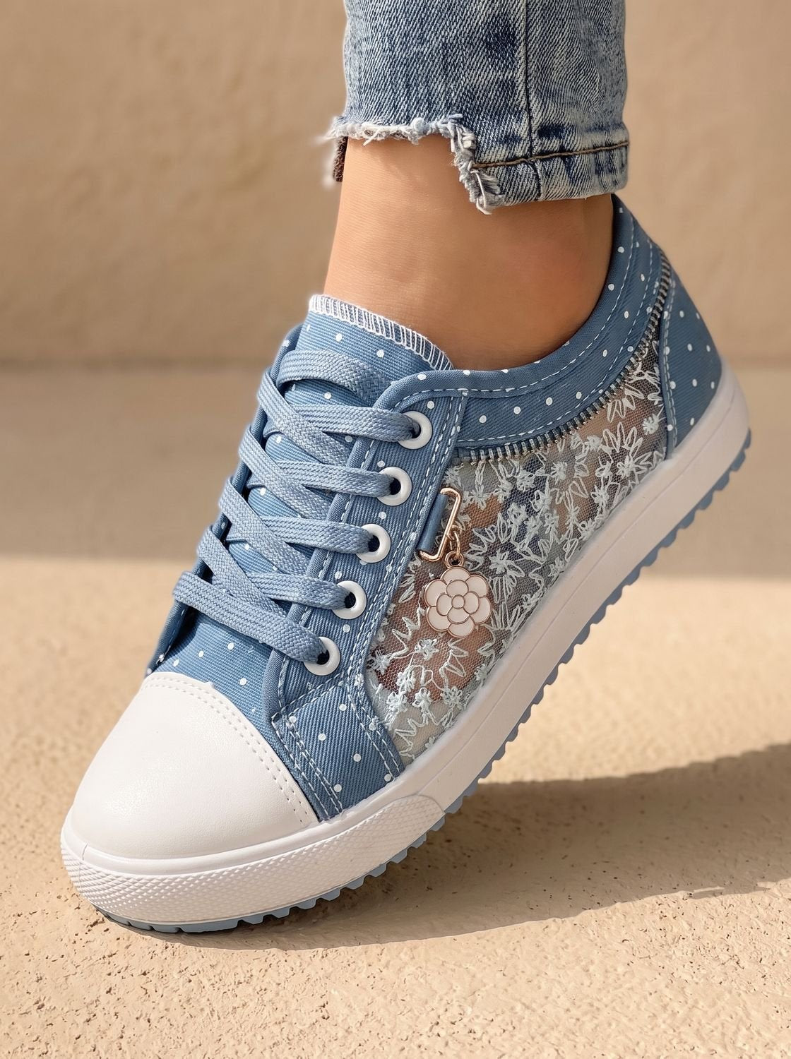 Orthopedische lage damessneakers van gebloemd mesh met vetersluiting