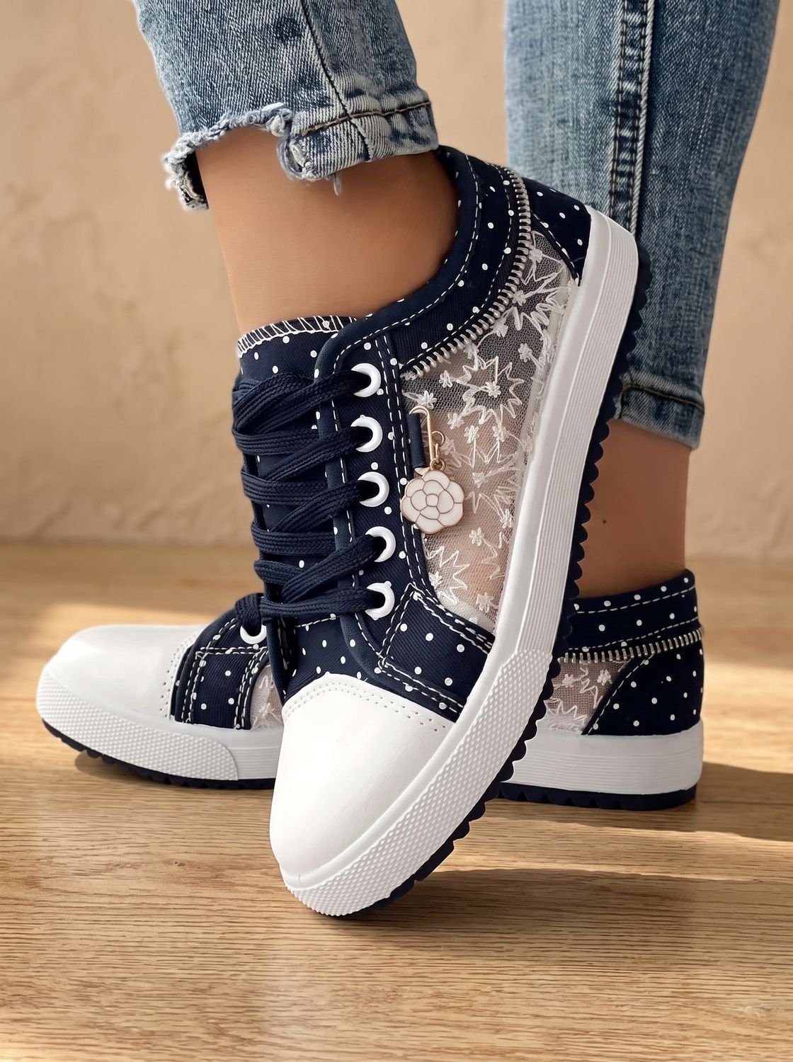 Orthopedische lage damessneakers van gebloemd mesh met vetersluiting