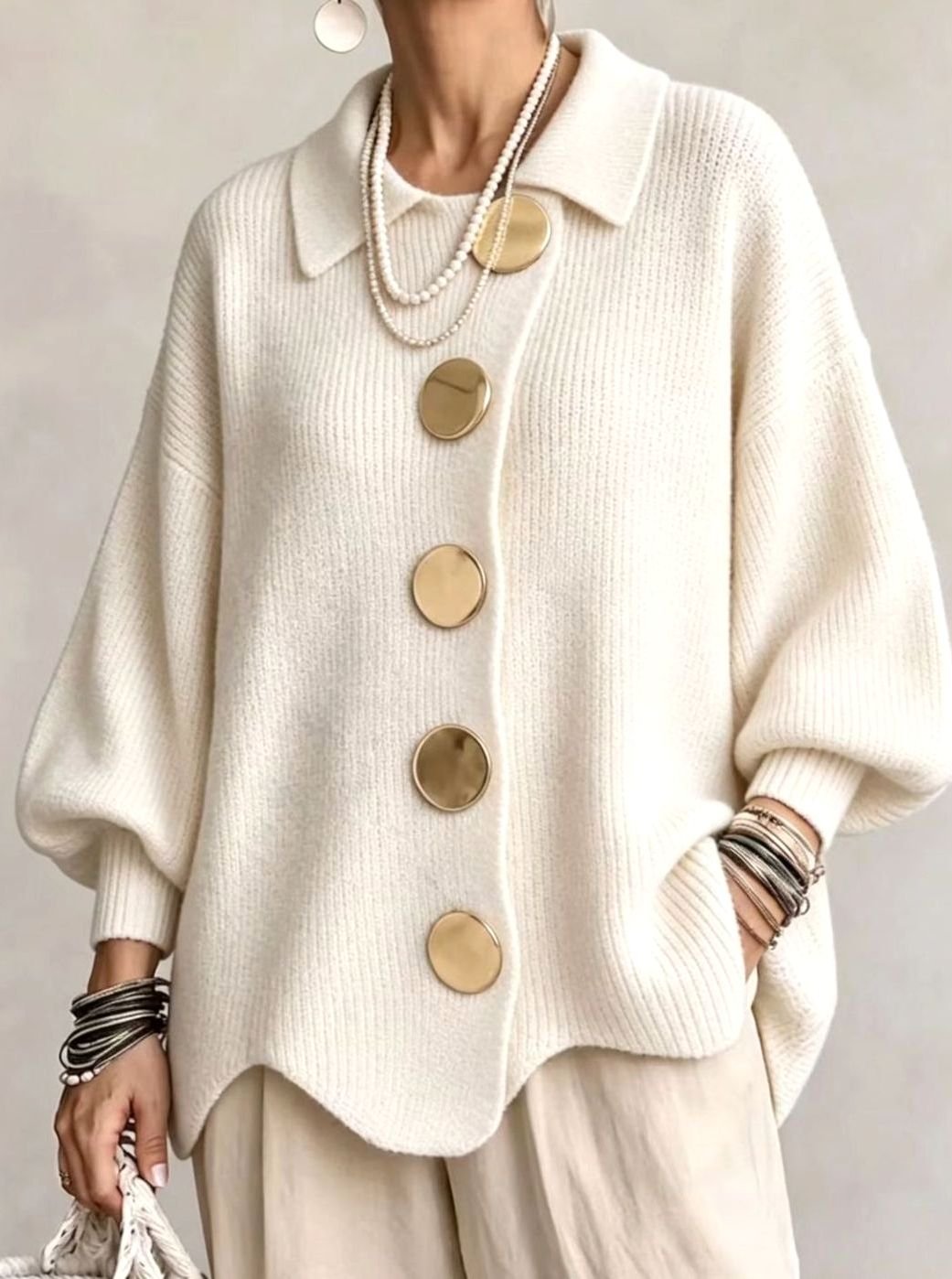 Oversized gebreid damesvest met gouden knopen en lantaarnmouwen