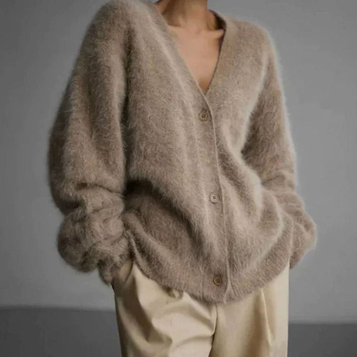 Oversized pluizig damesvest met V-hals en knopen