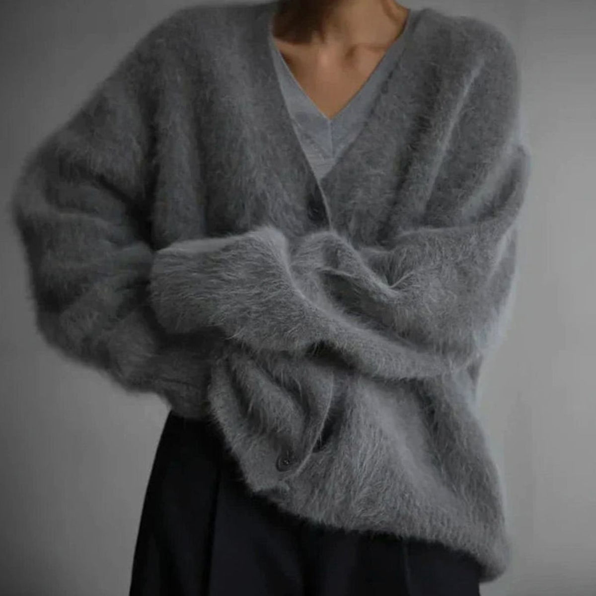 Oversized pluizig damesvest met V-hals en knopen