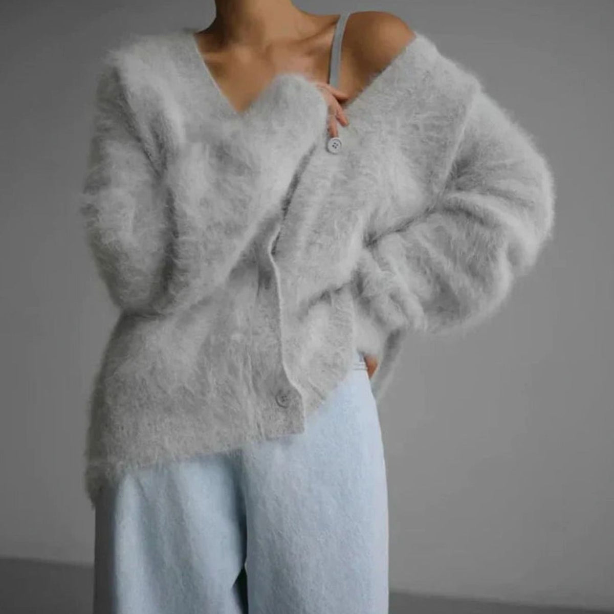 Oversized pluizig damesvest met V-hals en knopen