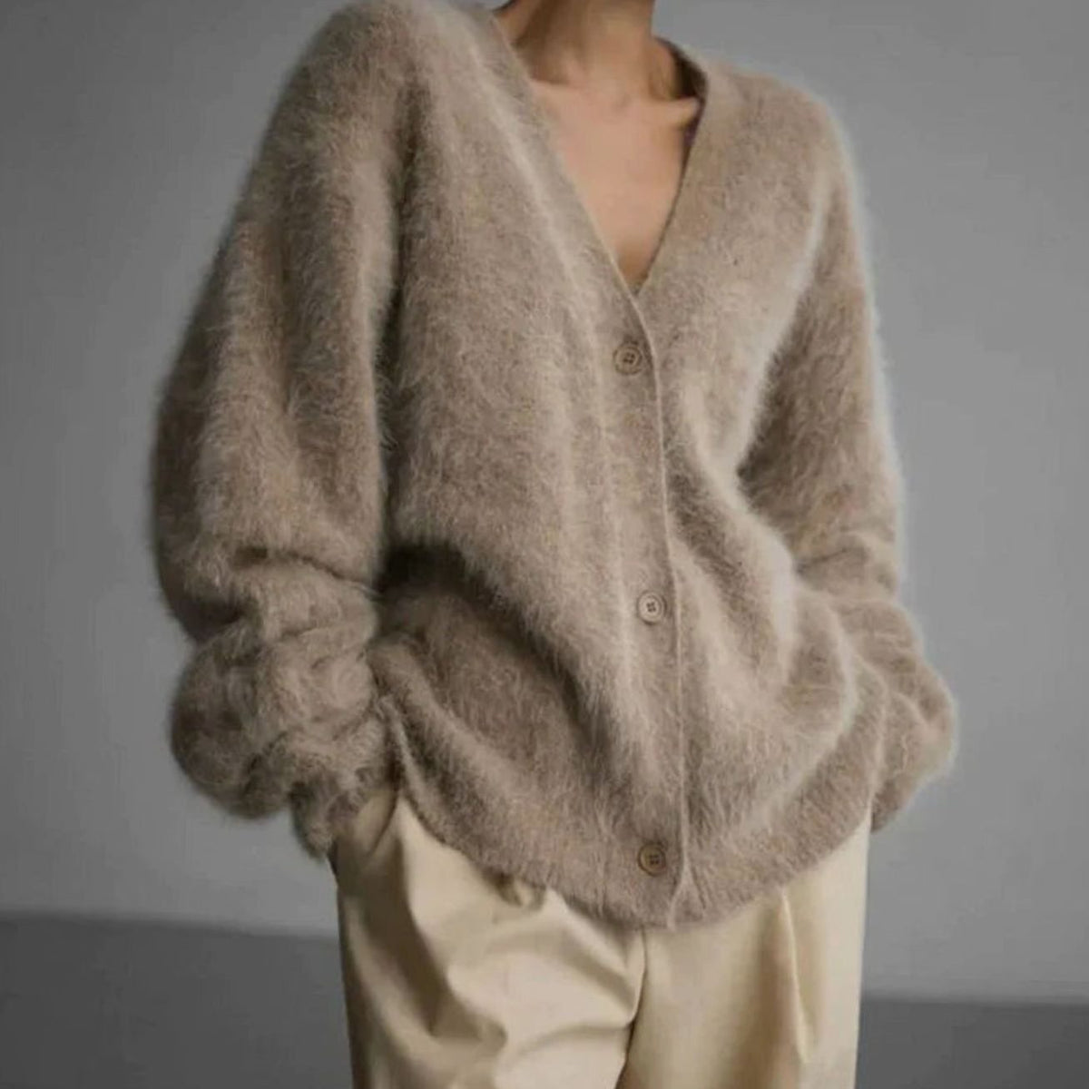 Oversized pluizig damesvest met V-hals en knopen