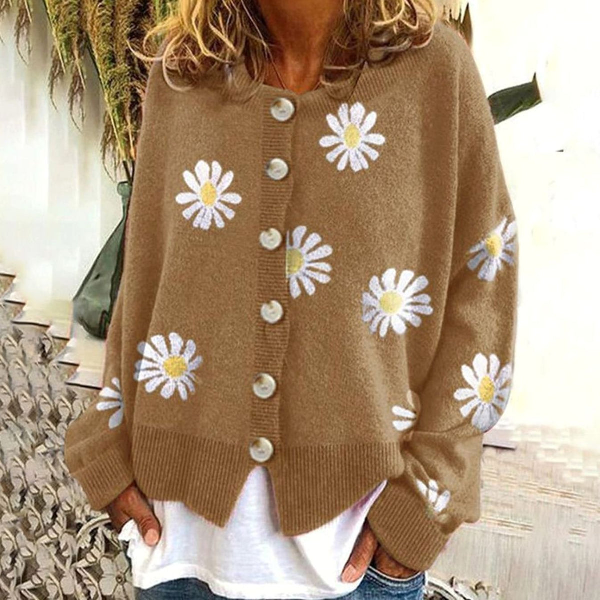 Relaxed gebreid dameswintervest met madeliefjes en knoopsluiting