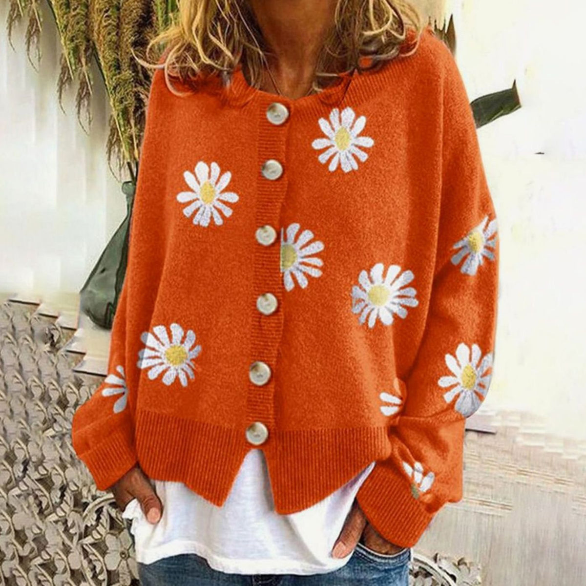 Relaxed gebreid dameswintervest met madeliefjes en knoopsluiting