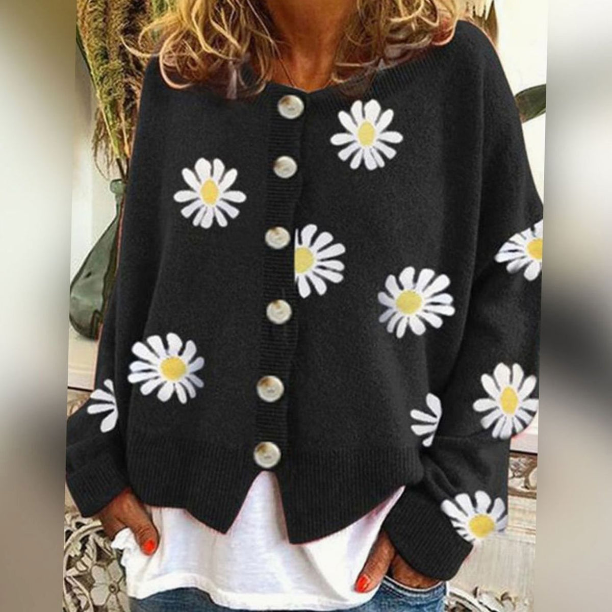 Relaxed gebreid dameswintervest met madeliefjes en knoopsluiting