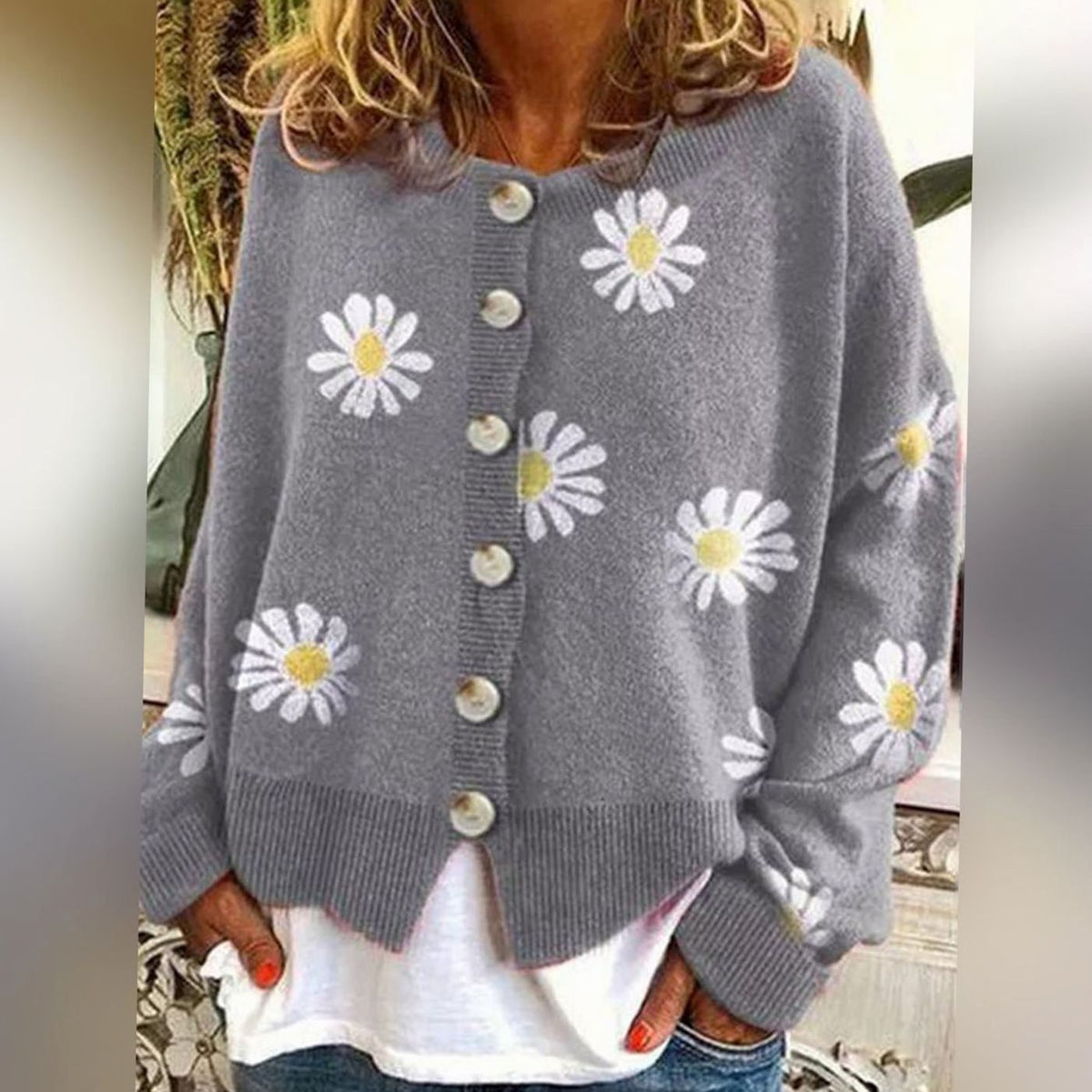Relaxed gebreid dameswintervest met madeliefjes en knoopsluiting
