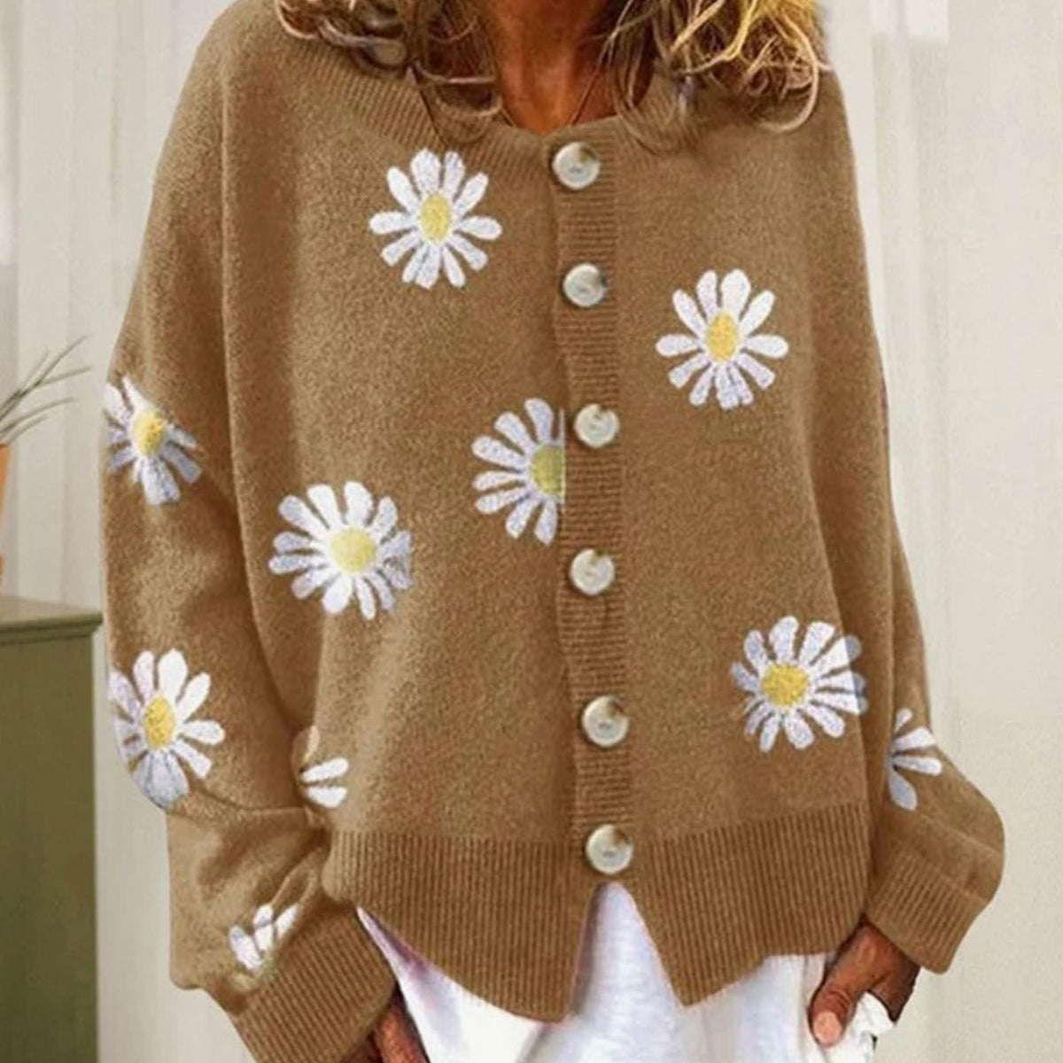 Relaxed gebreid dameswintervest met madeliefjes en knoopsluiting