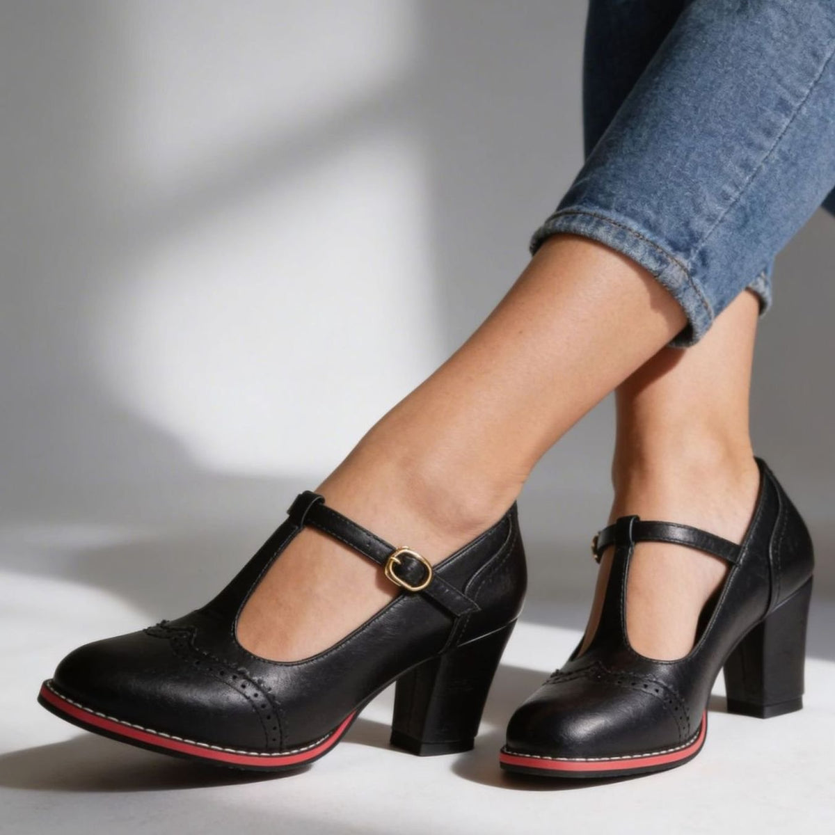 Retro brogue pumps met blokhak, T-bandje en gouden gesp voor dames