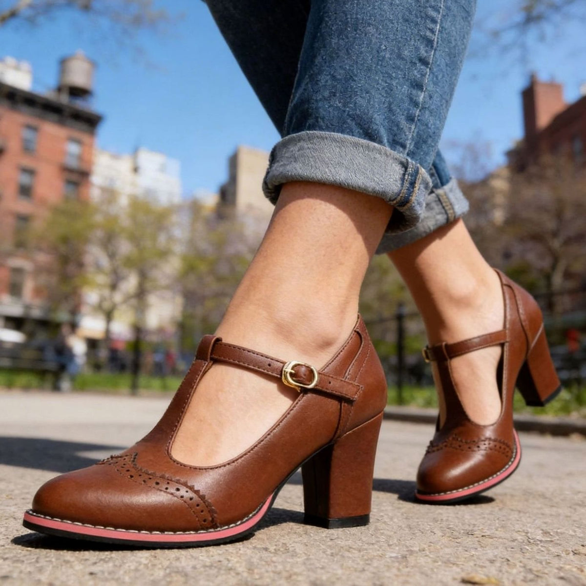 Retro brogue pumps met blokhak, T-bandje en gouden gesp voor dames