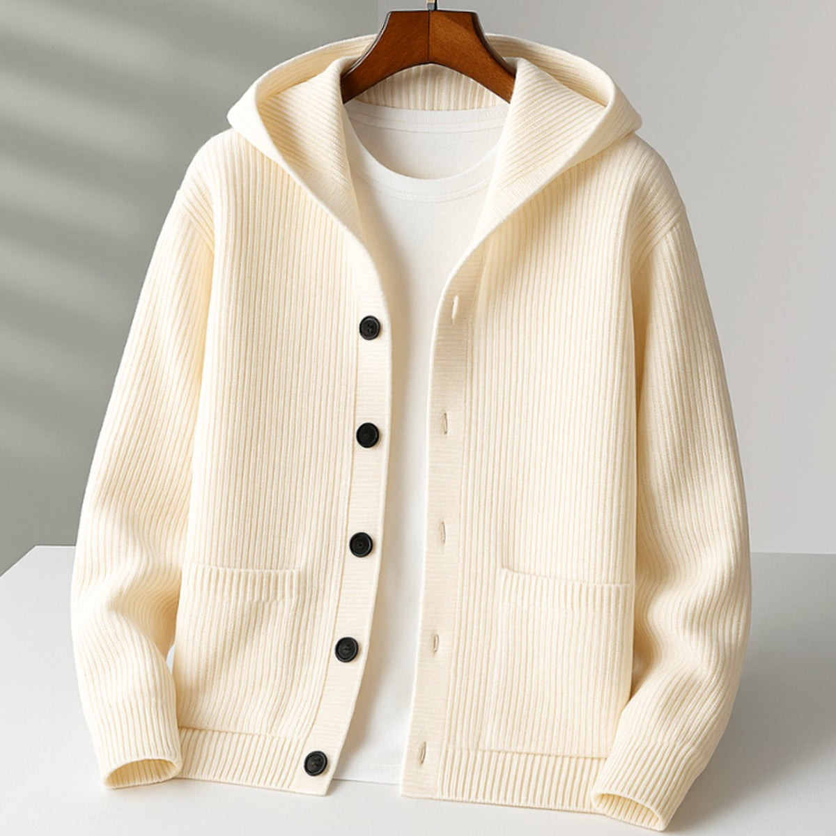Ribgebreid damesvest met capuchon en knoopsluiting