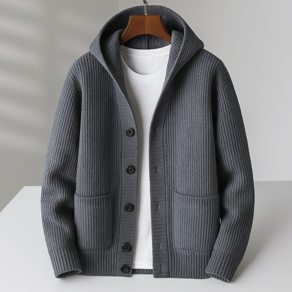 Ribgebreid damesvest met capuchon en knoopsluiting