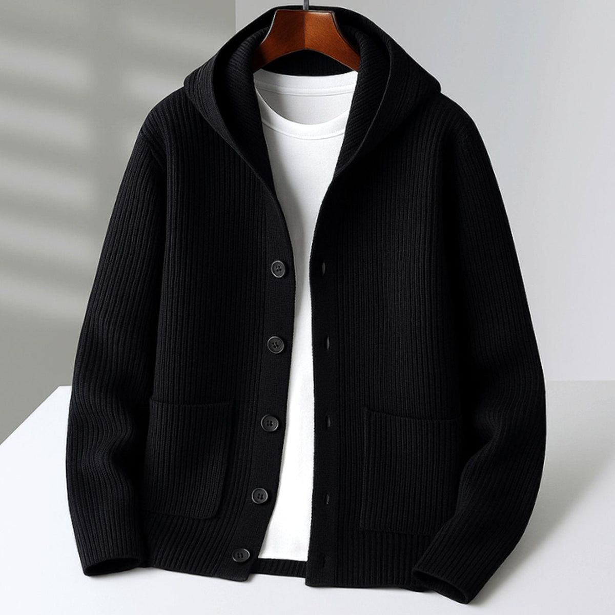 Ribgebreid damesvest met capuchon en knoopsluiting