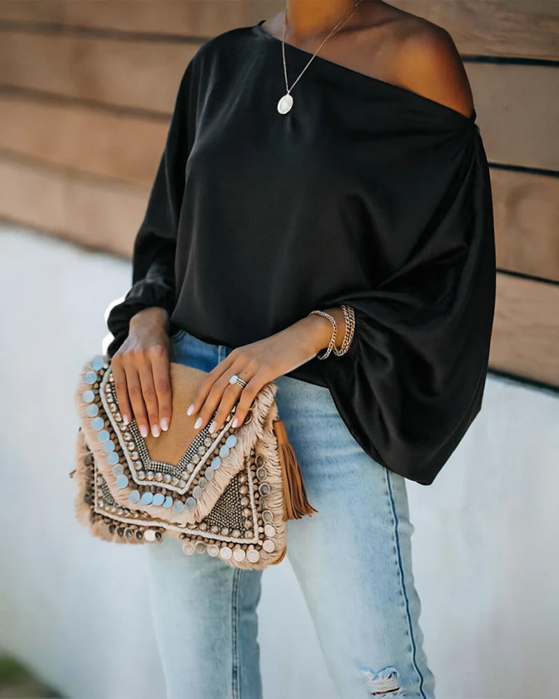 Satijnen damesblouse met asymmetrische off-shoulder halslijn en brede vleermuismouwen