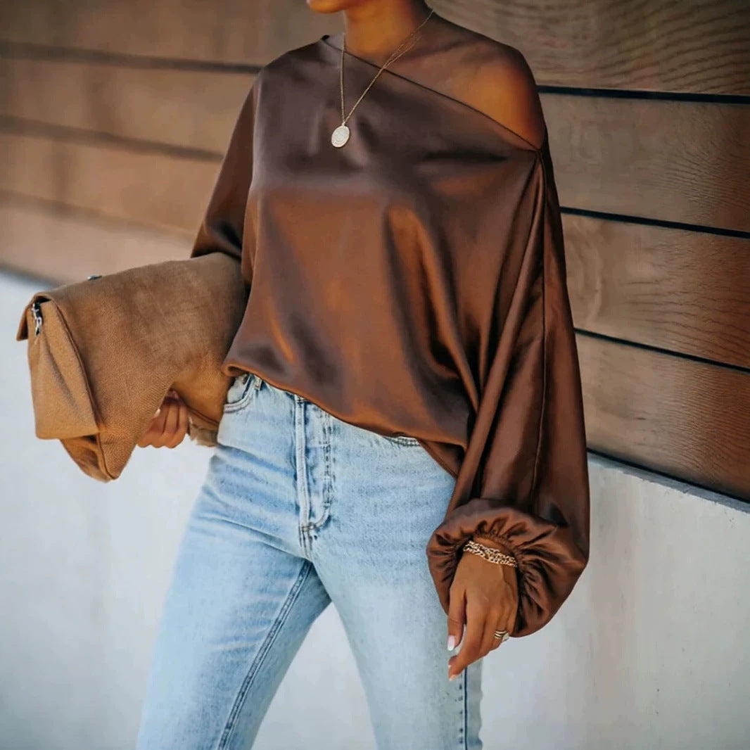 Satijnen damesblouse met asymmetrische off-shoulder halslijn en brede vleermuismouwen