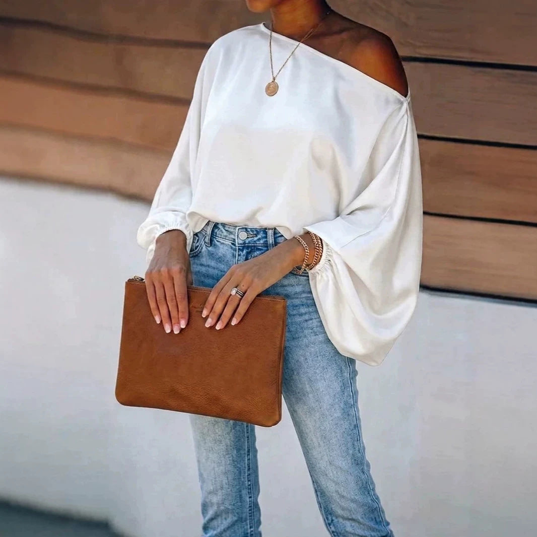 Satijnen damesblouse met asymmetrische off-shoulder halslijn en brede vleermuismouwen