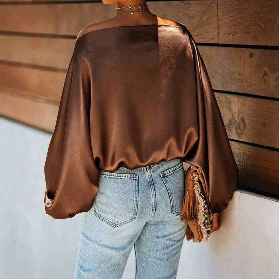 Satijnen damesblouse met asymmetrische off-shoulder halslijn en brede vleermuismouwen