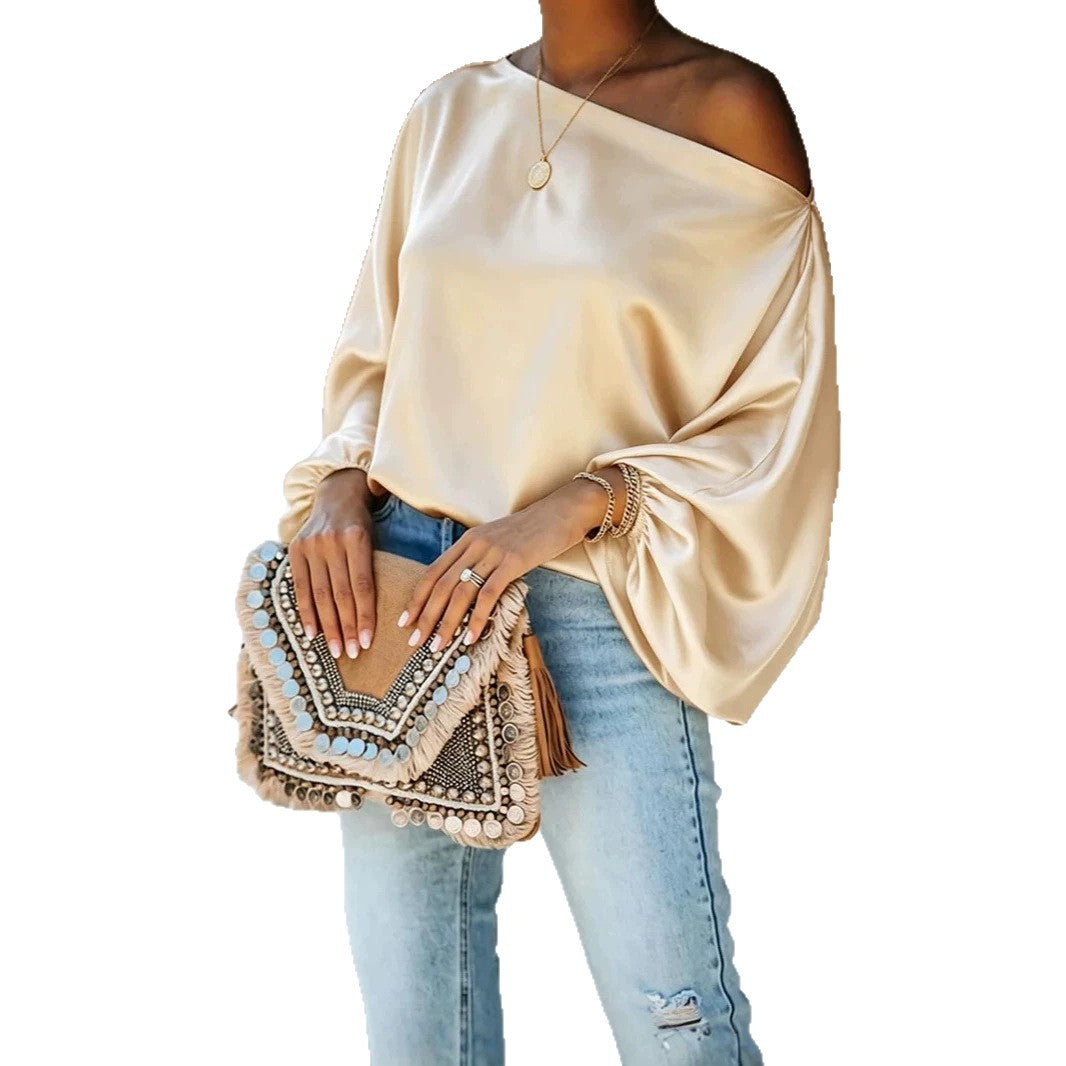 Satijnen damesblouse met asymmetrische off-shoulder halslijn en brede vleermuismouwen