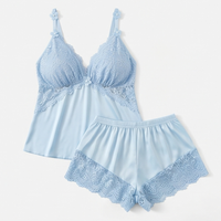 Satijnen pyjamaset met kanten afwerking