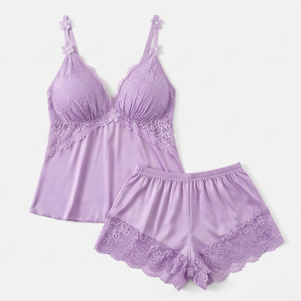 Satijnen pyjamaset met kanten afwerking