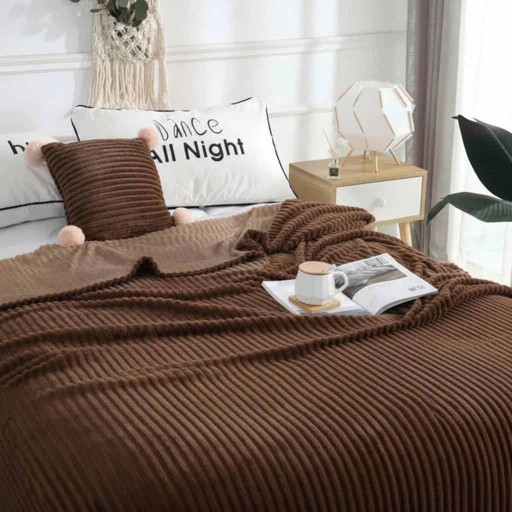 STRIPEWARM – Brede Flanellen Fleece Deken met Streep Patroon